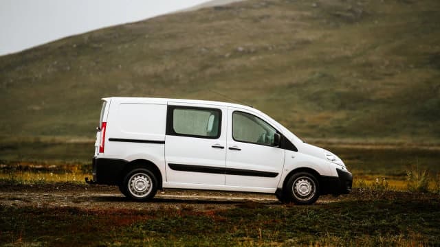 Jaki bus na budowę – wybierz najlepszy model dla swojej firmy
